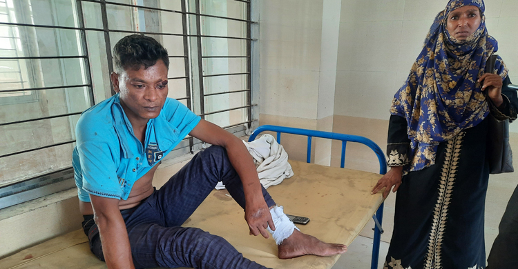 হাসপাতালে আহত রোগীকে কোপালো প্রতিপক্ষরা