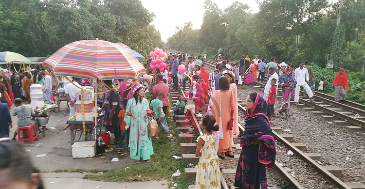 নেই বিনোদনকেন্দ্র, বিল-সড়ক-সেতু-রেললাইনে ভিড় করছে মানুষ