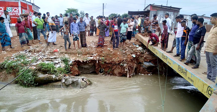 পদ্মার ভাঙনে ধসে গেছে মাটি, বন্ধ দৌলতদিয়ার ৫ নম্বর ফেরিঘাট