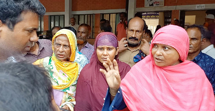 প্রতারকদের খপ্পরে পড়ে কানের দুল খোয়ালেন নারী