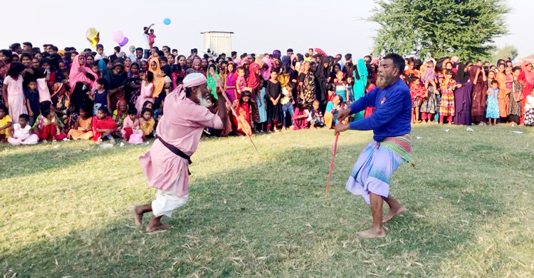 হাজারো দর্শনার্থীকে মাতালেন ৪০ লাঠিয়াল