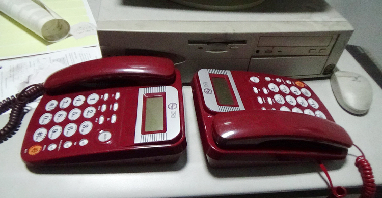 টেলিফোন থেকে মুখ ফিরিয়ে নিচ্ছেন গ্রাহকরা