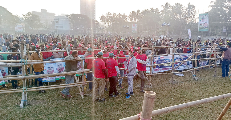 অবশেষে মাদরাসা মাঠে বিএনপির নেতাকর্মীরা