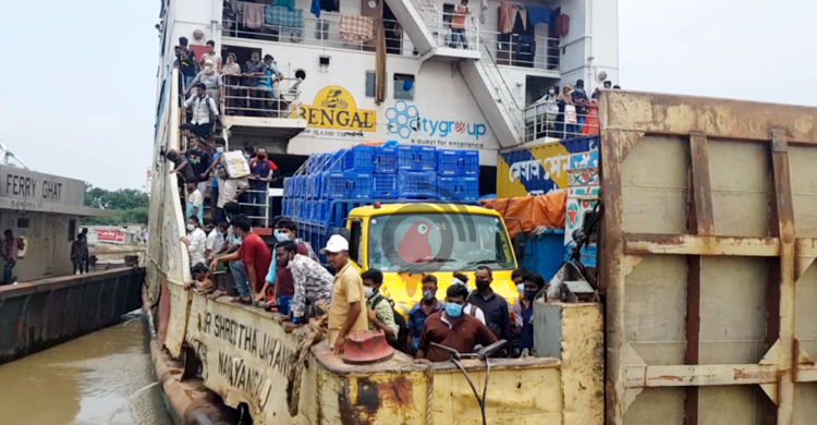 ঘাটে নেমেই অতিরিক্ত ভাড়া গুনতে হচ্ছে ঘরমুখো যাত্রীদের