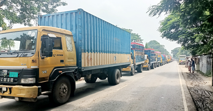 স্রোতে ব্যাহত ফেরি চলাচল, ঘাটে যানবাহনের দীর্ঘ সারি
