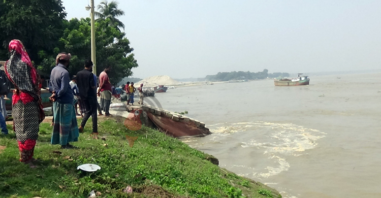 রাজবাড়ীতে পদ্মার বাঁধে ভাঙন, ১৫০ মিটার ব্লক নদীগর্ভে