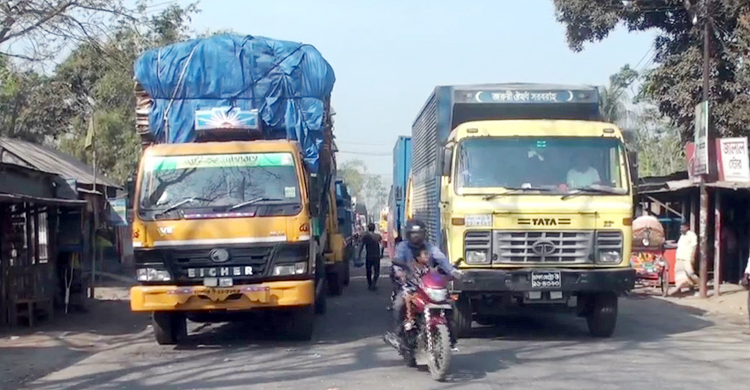 ফেরিতে ওঠা-নামায় ধীরগতি, দৌলতদিয়ায় পণ্যবাহী ট্রাকের দীর্ঘ সারি