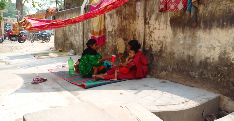 রাজবাড়ীতে বেড সংকটে গাছতলায় ডায়রিয়ার রোগীর চিকিৎসা