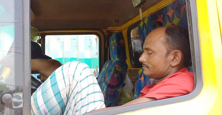 ৩ ফেরি বন্ধ, দৌলতদিয়ায় ঢাকামুখী যানবাহনের দীর্ঘ সারি