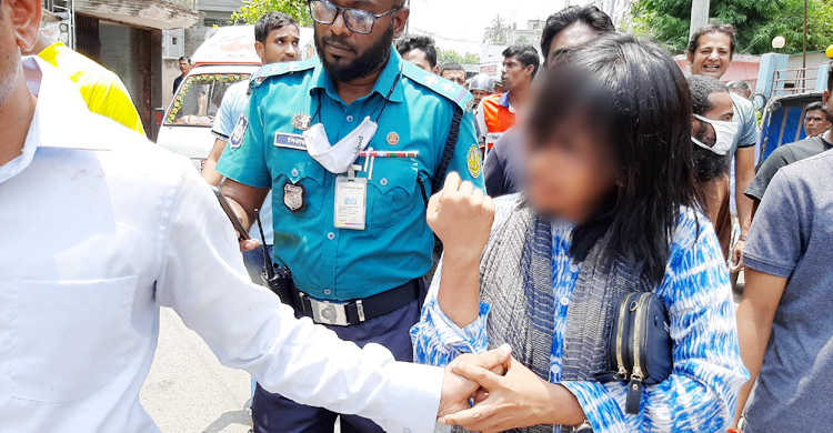 প্রেমিককে নিয়ে হোটেলে অবস্থান, স্ত্রীকে পুলিশে দিলেন স্বামী