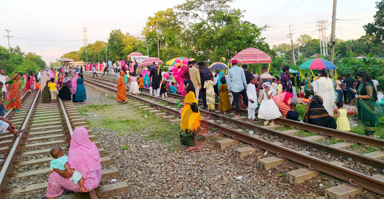 নেই বিনোদনকেন্দ্র, বিল-সড়ক-সেতু-রেললাইনে ভিড় করছে মানুষ