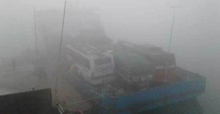 ঘন কুয়াশায় দৌলত‌দিয়া-পাটু‌রিয়ায় ফে‌রি চলাচল বন্ধ