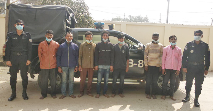 চলন্ত বাসে ডাকাতির প্রস্তুতি, অস্ত্রসহ ৭ ডাকাত আটক