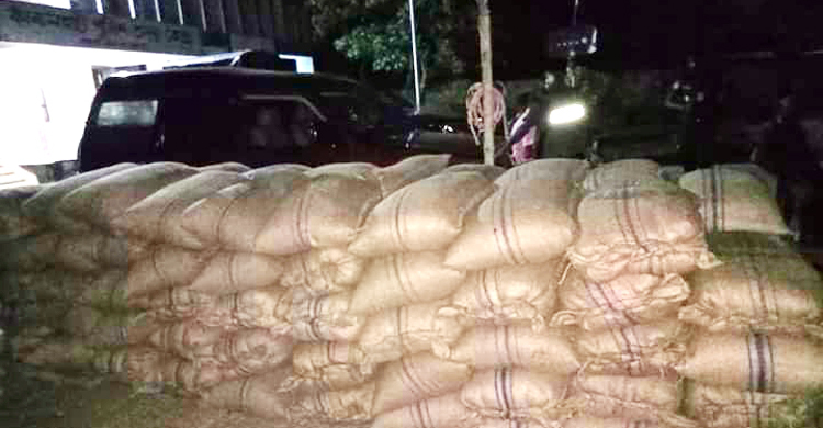 ট্রলিভর্তি ৪০০ বস্তা গম জব্দ