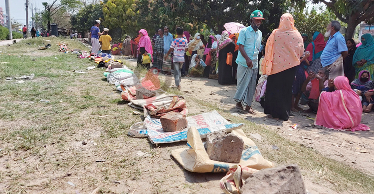 রাজশাহীতে ৪ ঘণ্টা লাইনে দাঁড়িয়েও মেলেনি টিসিবির পণ্য