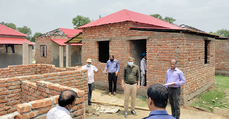 রাজমিস্ত্রি সঙ্গে নিয়ে আশ্রয়ণ প্রকল্পের কাজের অনিয়ম ধরলেন ডিসি