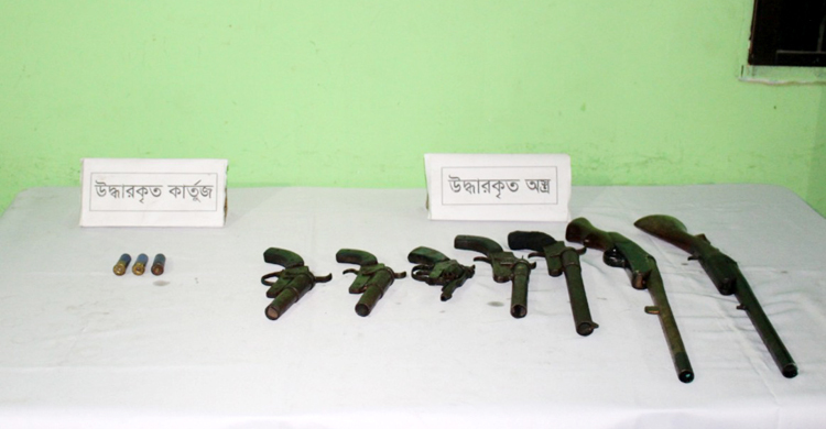 রাজবাড়ীতে বসতঘরে মিললো ৭ আগ্নেয়াস্ত্র