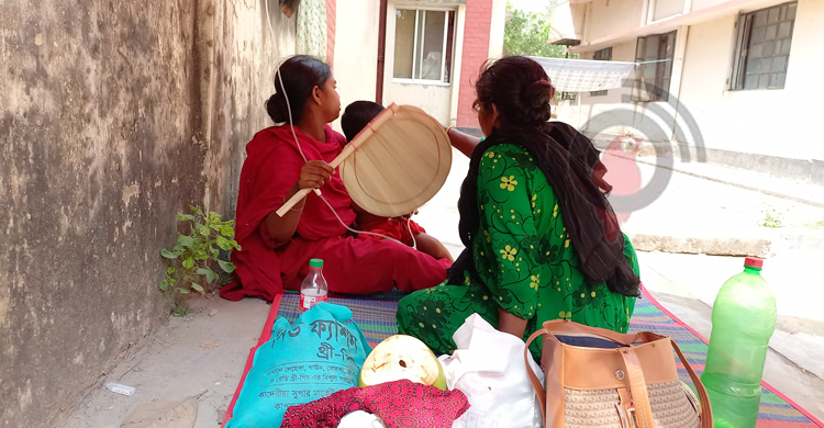 রাজবাড়ীতে বেড সংকটে গাছতলায় ডায়রিয়ার রোগীর চিকিৎসা