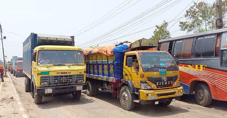৩ ফেরি বন্ধ, দৌলতদিয়ায় ঢাকামুখী যানবাহনের দীর্ঘ সারি