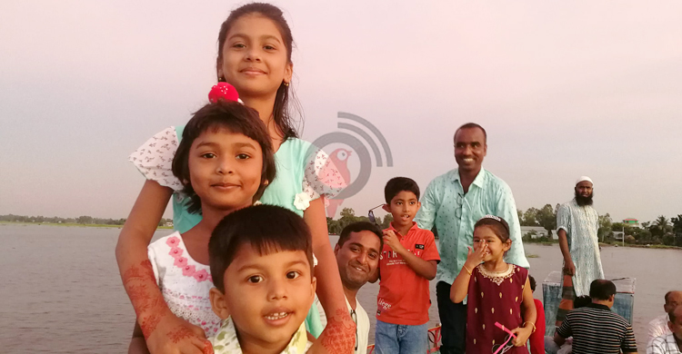 নেই বিনোদনকেন্দ্র, বিল-সড়ক-সেতু-রেললাইনে ভিড় করছে মানুষ