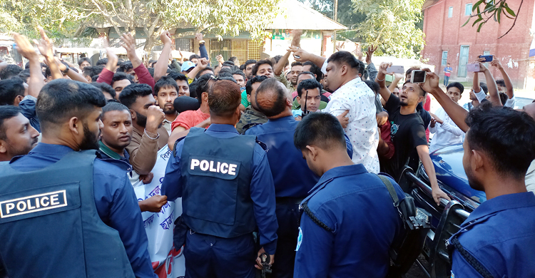 রাজবাড়ীতে ছাত্রদলের বিক্ষোভ শেষে ককটেল বিস্ফোরণ, পুলিশ আহত