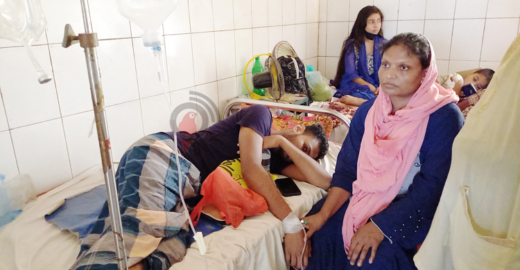 রাজবাড়ীতে বেড সংকটে গাছতলায় ডায়রিয়ার রোগীর চিকিৎসা