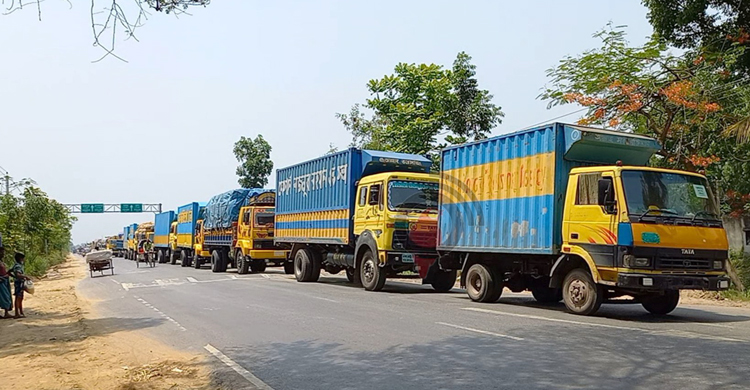 ৩ ফেরি বন্ধ, দৌলতদিয়ায় ঢাকামুখী যানবাহনের দীর্ঘ সারি