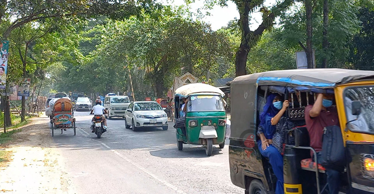 ঈদযাত্রায় রাজবাড়ী মহাসড়কে অবৈধ যানের দৌরাত্ম্য