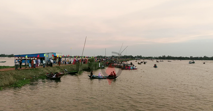 নেই বিনোদনকেন্দ্র, বিল-সড়ক-সেতু-রেললাইনে ভিড় করছে মানুষ