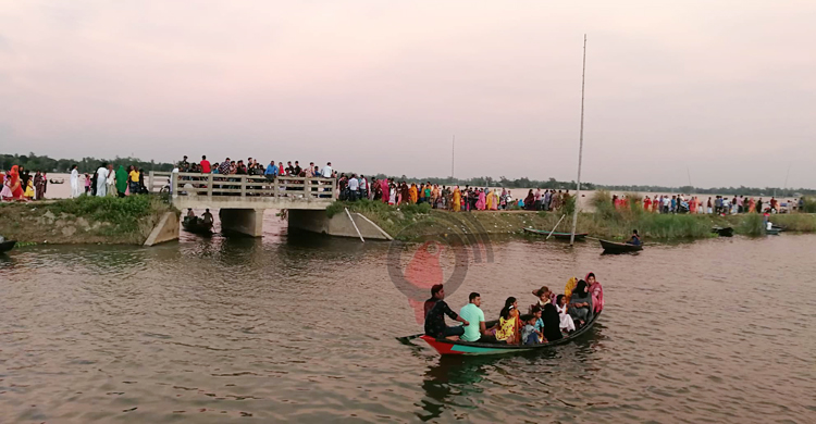 নেই বিনোদনকেন্দ্র, বিল-সড়ক-সেতু-রেললাইনে ভিড় করছে মানুষ
