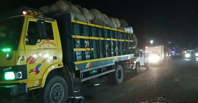 দৌলতদিয়ায় ৩ কিলোমিটার এলাকাজুড়ে যানজট