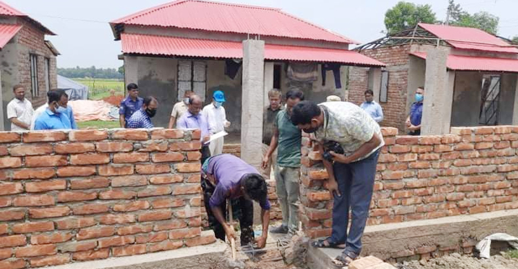 রাজমিস্ত্রি সঙ্গে নিয়ে আশ্রয়ণ প্রকল্পের কাজের অনিয়ম ধরলেন ডিসি