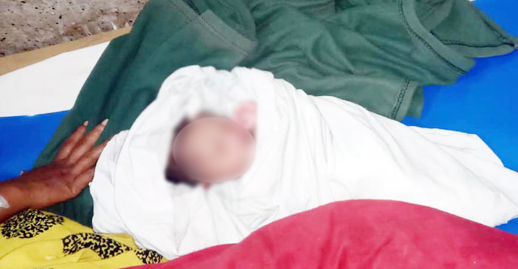 ভারসাম্যহীন নারীর কোলজুড়ে ফুটফুটে সন্তান