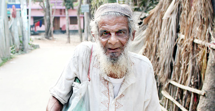 ২৫ বছর ধরে ভিক্ষা করে সংসার চালাচ্ছেন শতবর্ষী আয়নাল