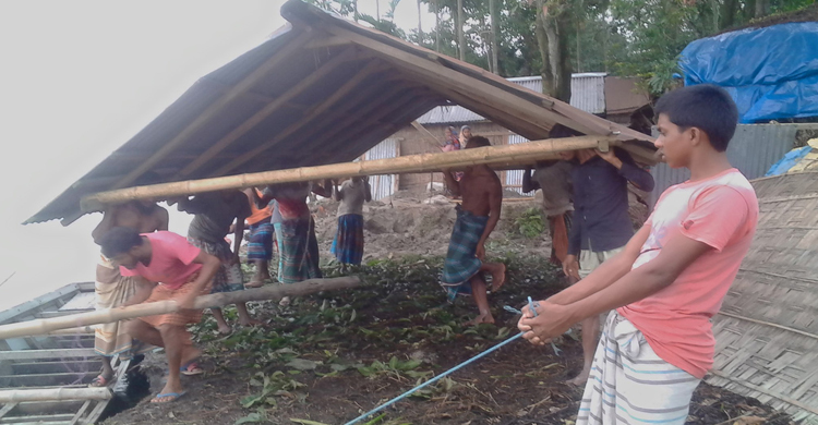 আতঙ্কে তিস্তাপাড়ের মানুষ, ভাঙনে বাড়িঘর বিলীন