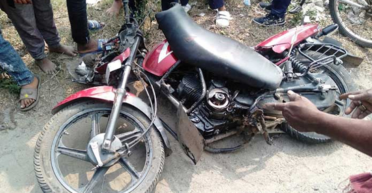 গাছের সাথে মোটরসাইকেলের ধাক্কায় প্রাণ গেল কলেজছাত্রের