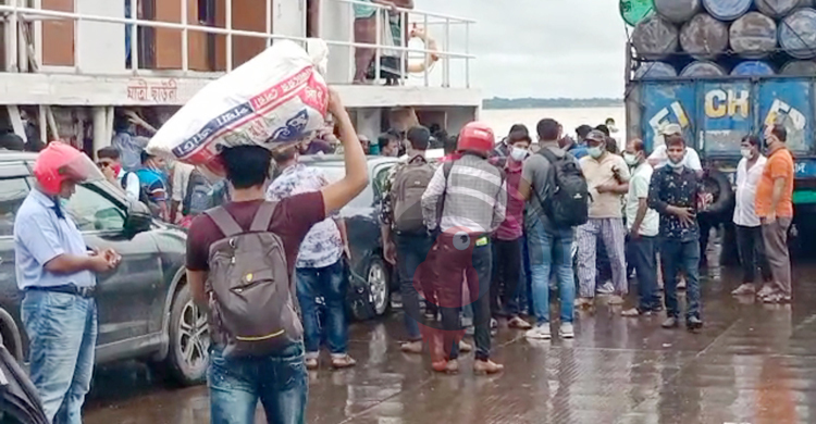 বিধিনিষেধে দৌলত‌দিয়‌ায় ফেরিতে যাত্রী ও ব্য‌ক্তিগত গা‌ড়ি পারাপার