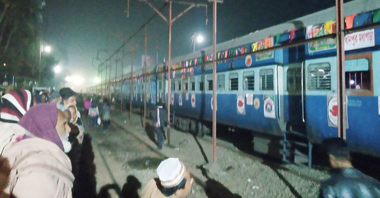 রাজবাড়ী থেকে ২৩২৩ ওরশ যাত্রী নিয়ে ভারতের উদ্দেশ্যে বিশেষ ট্রেন