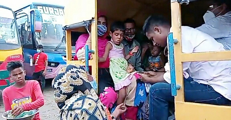 বাড়তি ভাড়া দিয়েও গাদাগাদি করে বাড়ি ফিরছে মানুষ