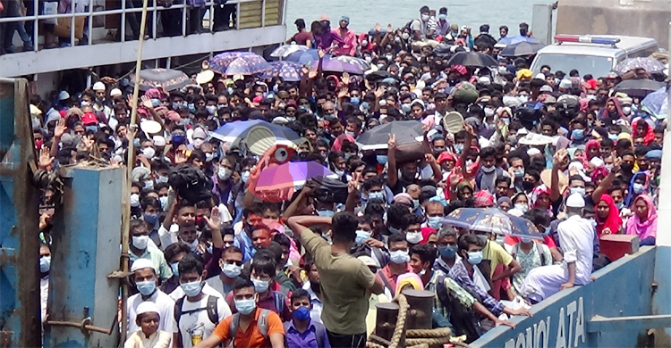 ফেরি থেকে নেমেই অতিরিক্ত ভাড়া গুনছেন ঘরমুখো মানুষ