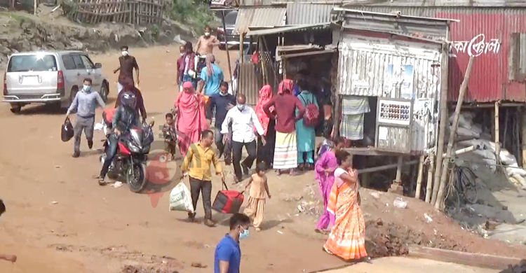 দৌলতদিয়ায় ঢাকামুখী যাত্রীর চাপ, গুনতে হচ্ছে অতিরিক্ত ভাড়া