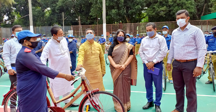 রাজবাড়ীতে বাইসাইকেল পেলেন ৯৮ গ্রাম পুলিশ