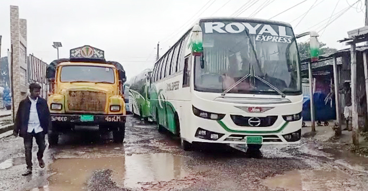 গুঁড়ি গুঁড়ি বৃষ্টিতে দৌলতদিয়ায় গাড়ির সারি
