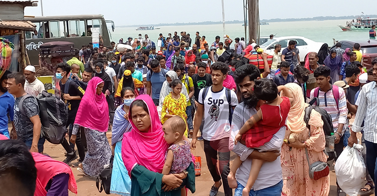 নদী পার হয়েই ঘরমুখো যাত্রীদের গুনতে হচ্ছে বাড়তি ভাড়া