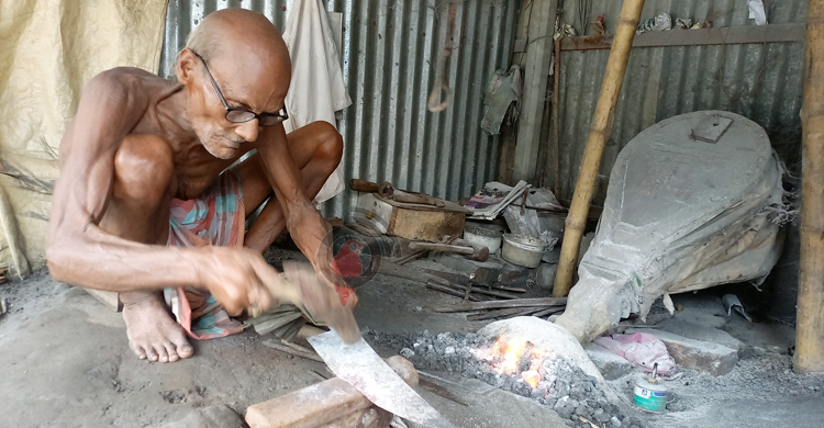 ভরা মৌসুমে ব্যস্ততা নেই রাজবাড়ীর কামারপট্টিতে
