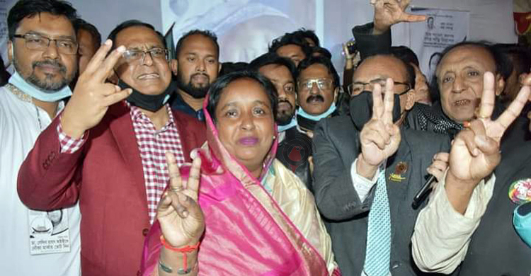 পুত্রবধূর সাফল্যে আইভীর শাশুড়িকে মিষ্টিমুখ