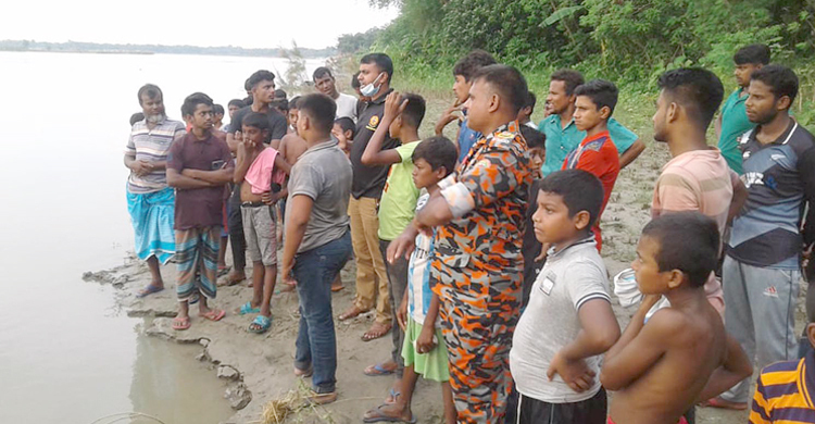 গলায় কলসি বেঁধে গড়াই নদীতে ঝাঁপ দিলেন গৃহবধূ