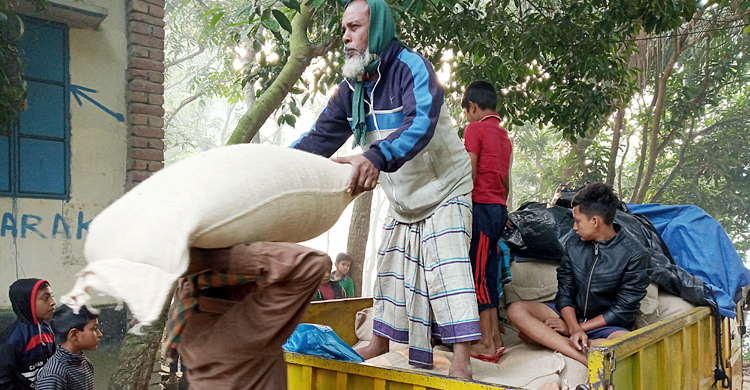 মাইকিং করে ‘কম’ দামে চাল বিক্রি