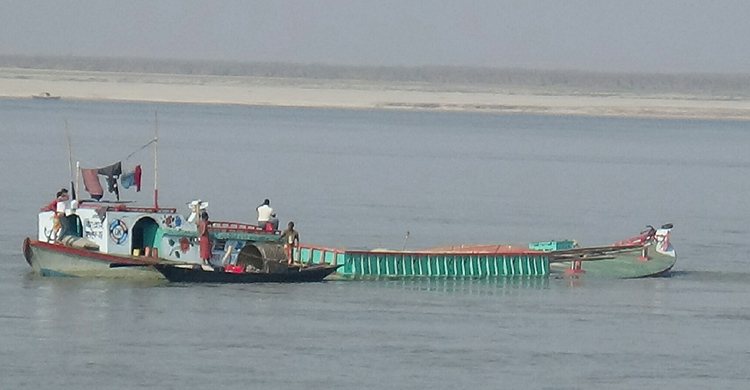 ডুবোচরে আটকে গেল ট্রলার, স্রোতে হারিয়ে গেলেন মাঝি