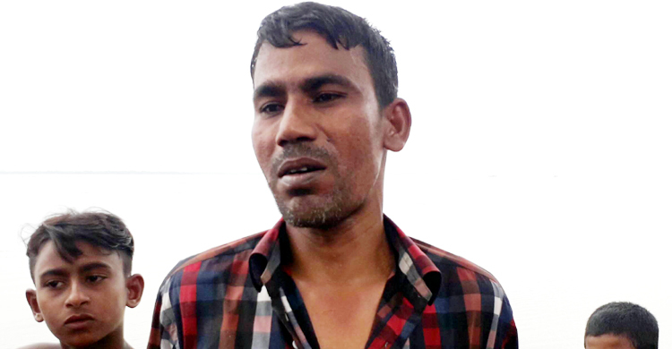 মাঝ পদ্মায় ফেরি থেকে ঝাঁপ দিলেন বাসচালক, ভাসলেন দুই কি.মি.